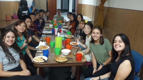 Jóvenes compartiendo una comida comunitaria